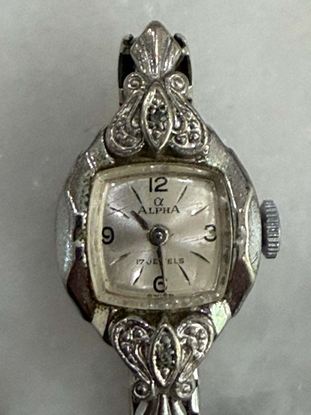 Vintage Alpha 17 Jewels Women's Mechanical Watch with Decorative Bezel